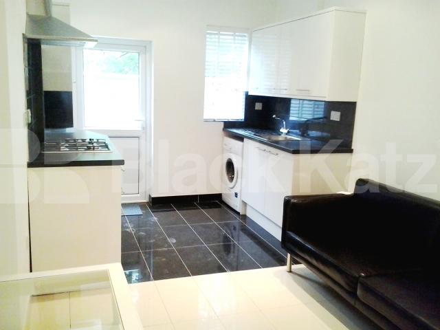 			1 Bedroom, 1 bath, 1 reception Flat			 Woodstock Grove, Shepherds Bush