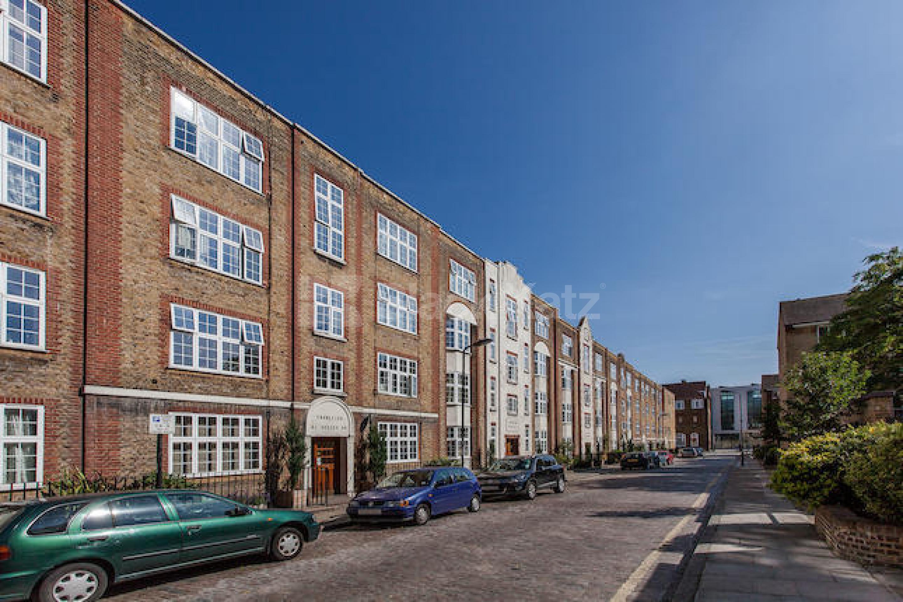 			GREAT FOR TWO SHARERS CONVERTING THE LOUNGE!, 1 Bedroom, 1 bath, 1 reception Flat			 Cranleigh Street , CAMDEN / EUSTON NW1