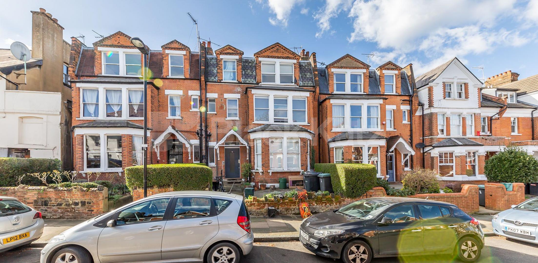 			INCLUDES THE COUNCIL TAX AND WATER RATES!, 2 Bedroom, 1 bath, 1 reception Flat			 Muswell Avenue, Muswell Hill
