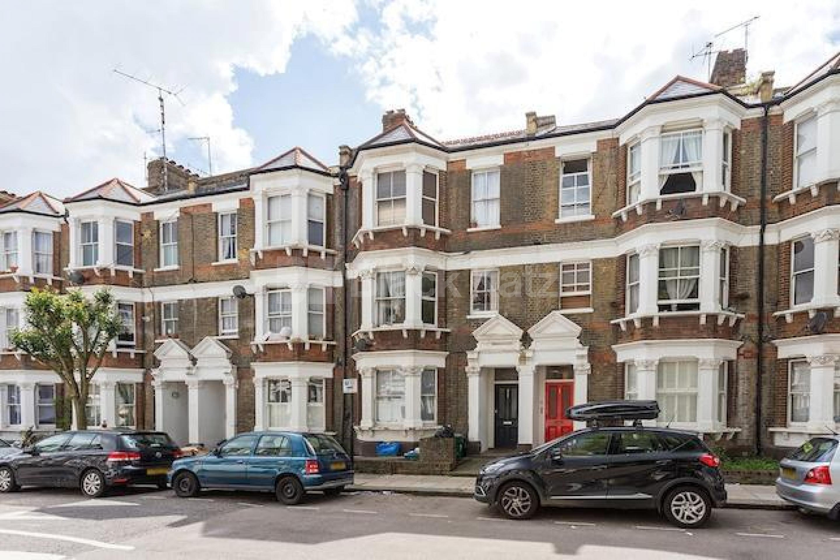 			LET & MANAGED!, 1 Bedroom, 1 bath, 1 reception Flat			 Colllege Place , CAMDEN NW1