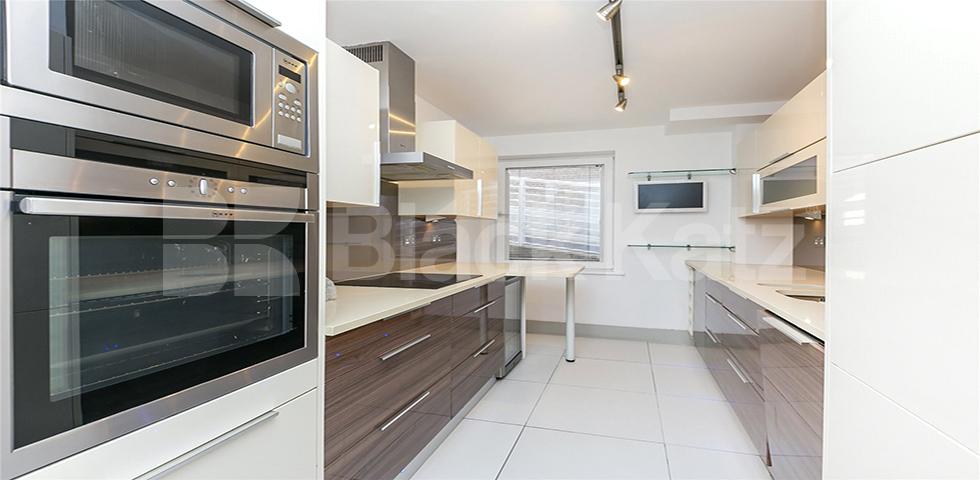 			2 BED 2 BATH WITH ACCESS TO POOL AND CAR PARK! , 2 Bedroom, 2 bath, 1 reception Flat			 Abbey Road, ST JOHNS WOOD