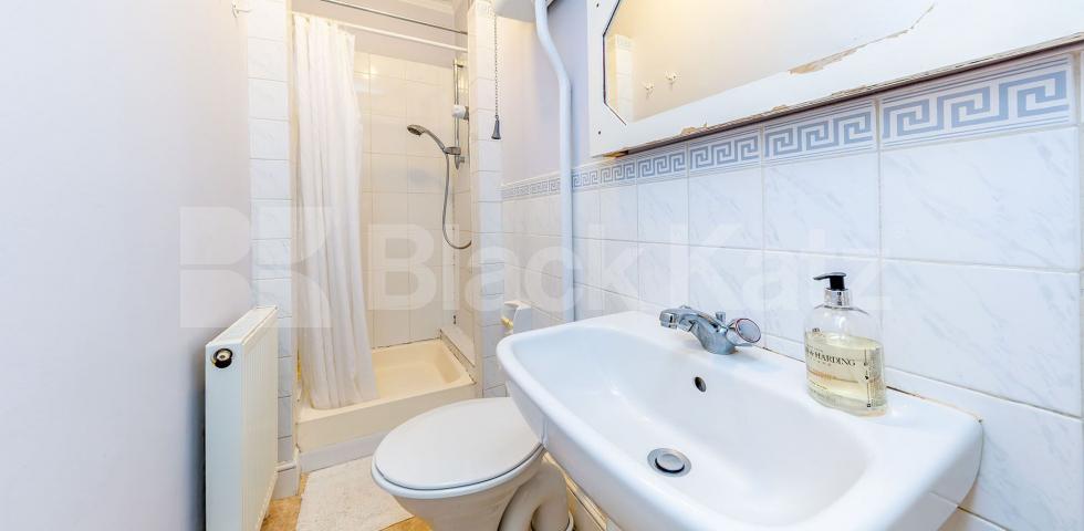 			Studio Apartment, 1 bath, 1 reception Studio			 Avenue Road, CROUCH END