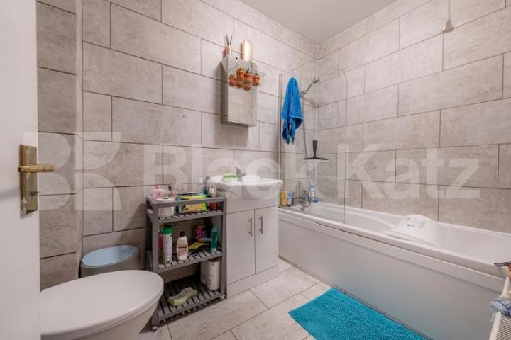 			NEW INSTRUCTION!, 2 Bedroom, 1 bath, 1 reception Flat			 Park Road, CROUCH END