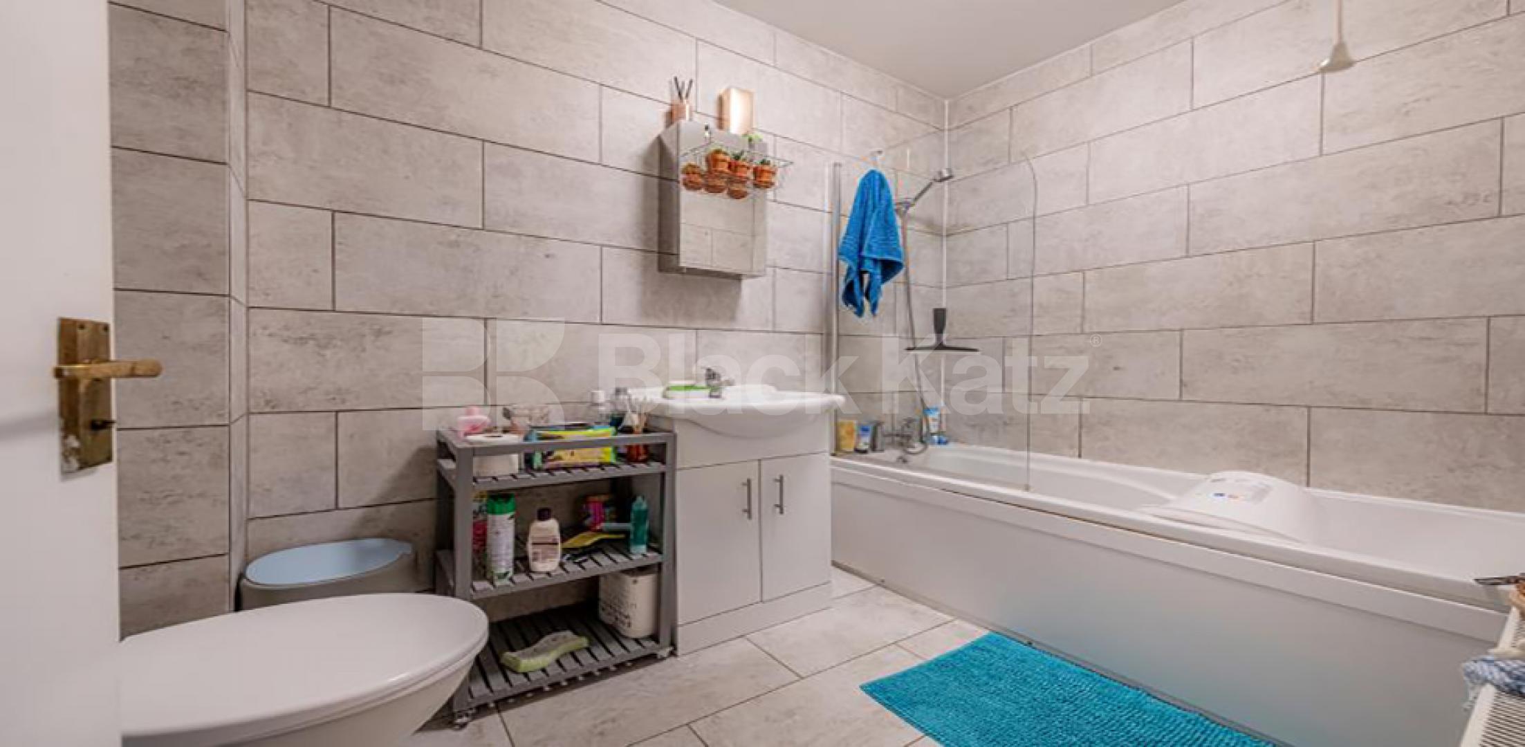 			NEW INSTRUCTION!, 2 Bedroom, 1 bath, 1 reception Flat			 Park Road, CROUCH END