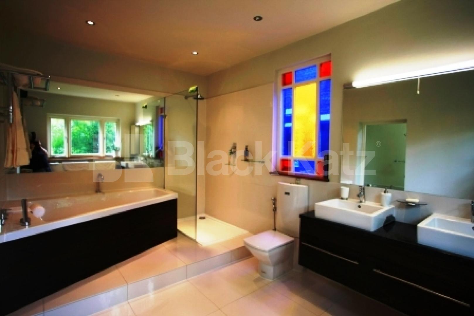 			UNIQUE FAMILY PROPERTY!, 4 Bedroom, 1 bath, 1 reception Flat			 Shepherds Hill, HIGHGATE