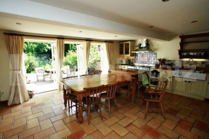 			UNIQUE FAMILY PROPERTY!, 4 Bedroom, 1 bath, 1 reception Flat			 Shepherds Hill, HIGHGATE