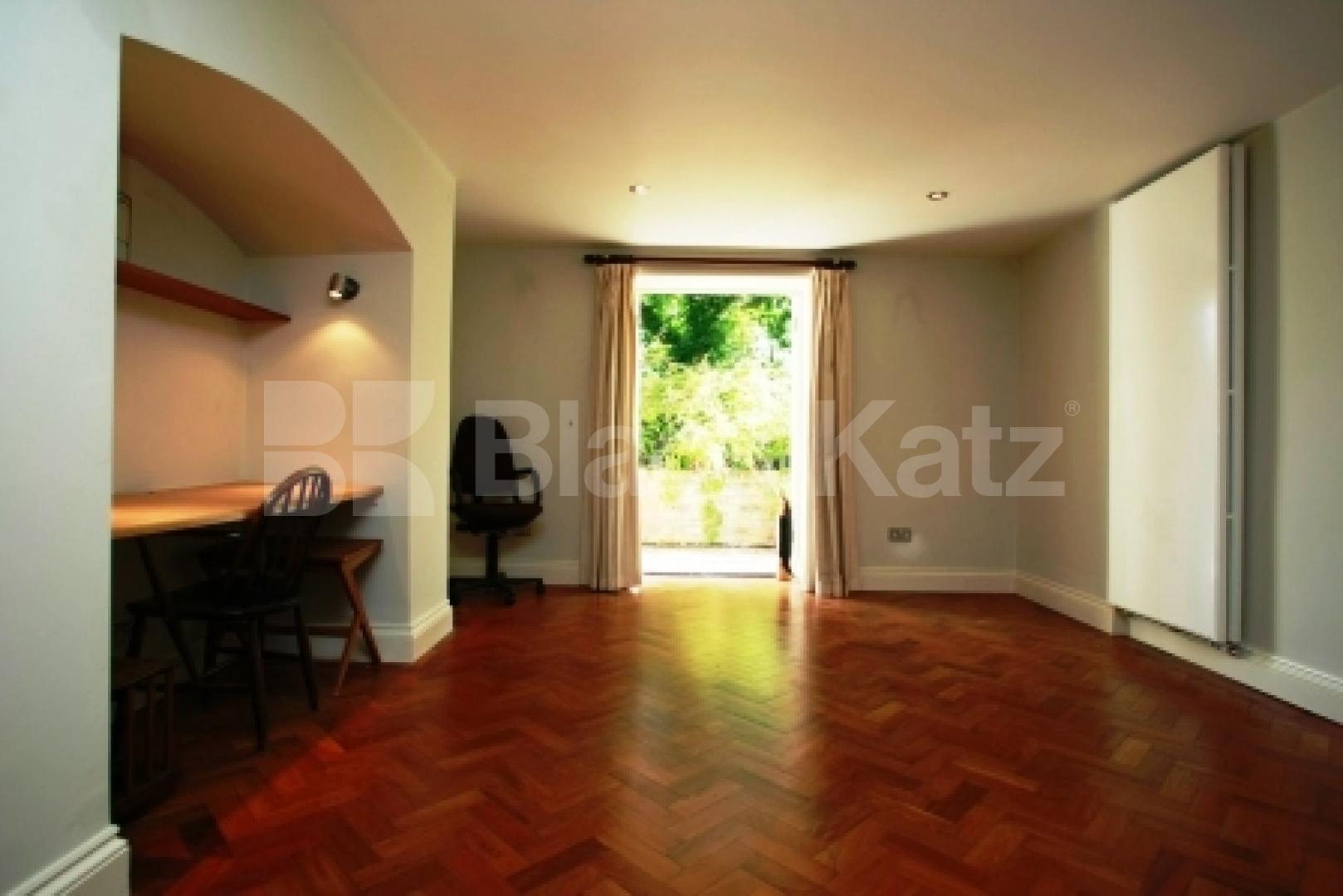 			UNIQUE FAMILY PROPERTY!, 4 Bedroom, 1 bath, 1 reception Flat			 Shepherds Hill, HIGHGATE