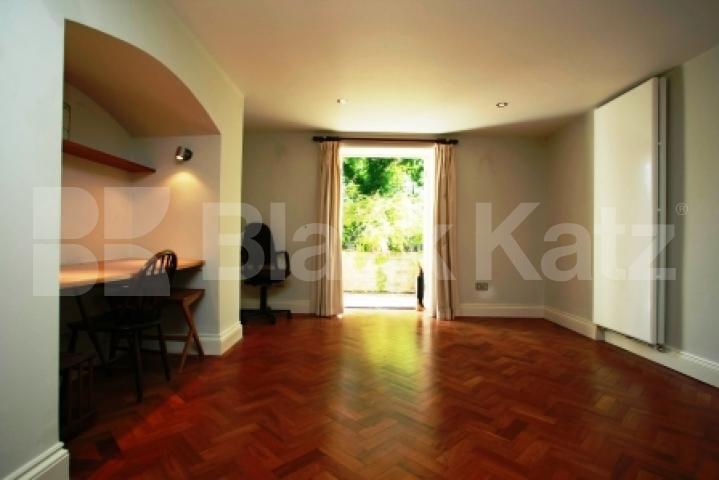 			UNIQUE FAMILY PROPERTY!, 4 Bedroom, 1 bath, 1 reception Flat			 Shepherds Hill, HIGHGATE