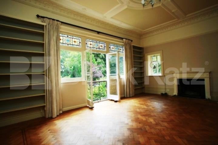 			UNIQUE FAMILY PROPERTY!, 4 Bedroom, 1 bath, 1 reception Flat			 Shepherds Hill, HIGHGATE