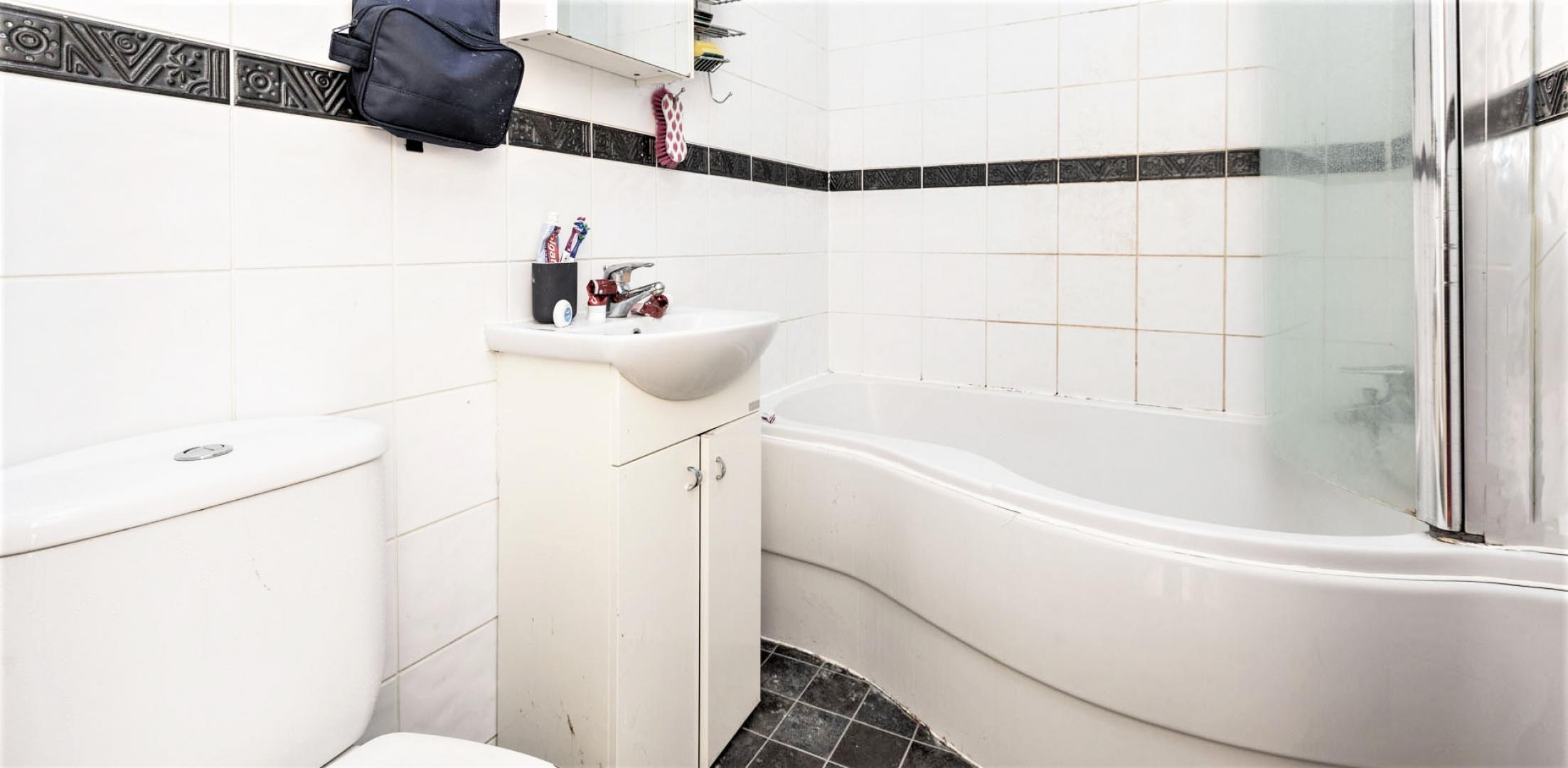 			WATER INCLUDED, Studio Apartment, 1 bath, 1 reception Flat			 West End Lane, WEST HAMPSTEAD
