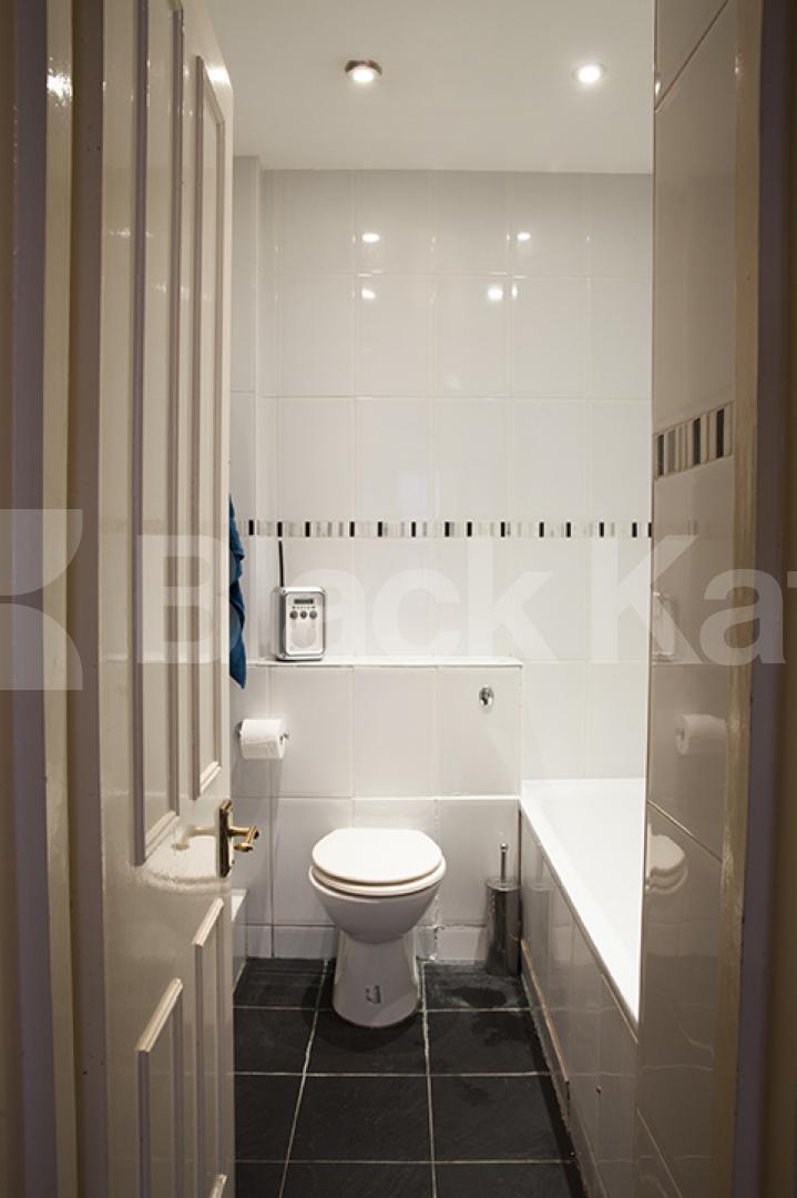 			2 BED GOOD FOR 3 SHARERS IN FITZROVIA!, 2 Bedroom, 1 bath, 1 reception Flat			 Wells Street, FITZROVIA