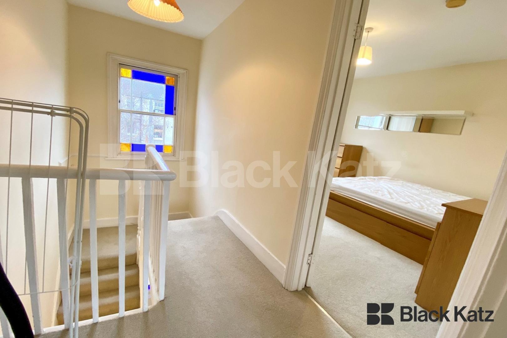 Georgian Townhouse, triplex, four double bedrooms, two bathrooms & Patio Garden Henshaw Street, Elephant and Castle