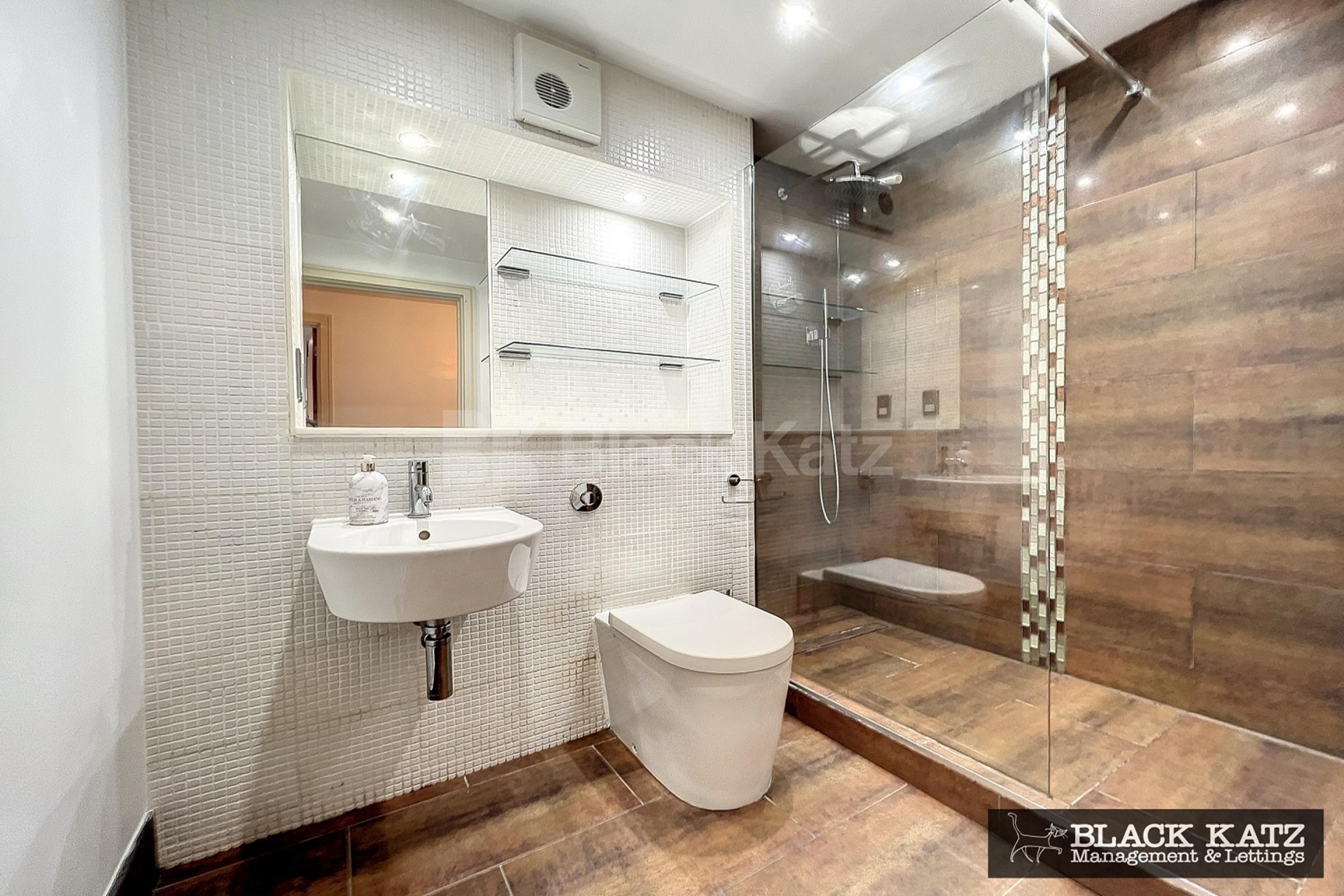 Includes parking and Water rates. Long Lane, Borough SE1