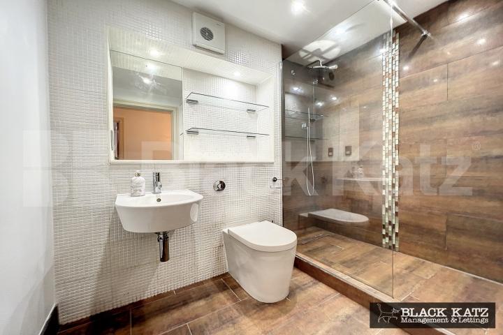 Includes parking and Water rates. Long Lane, Borough