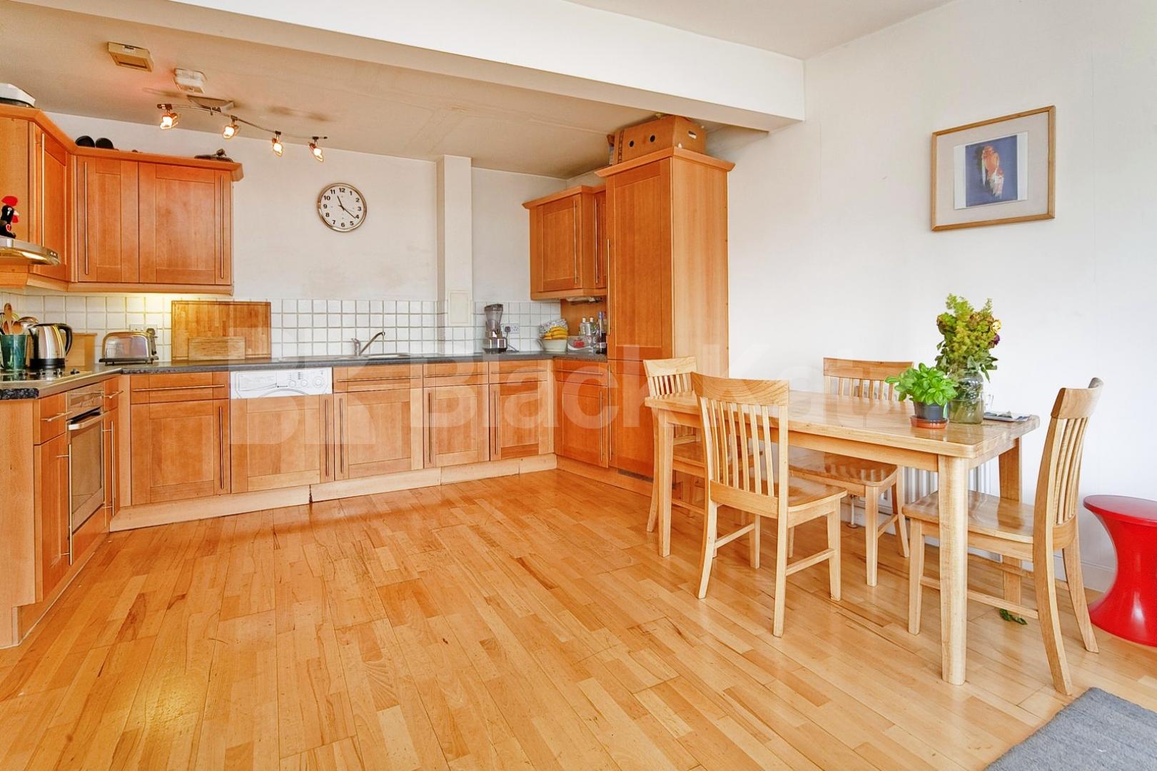 			LARGE 3 BED / 2 BATH!, 3 Bedroom, 1 bath, 1 reception Flat			 Grafton Yard, KENTISH TOWN