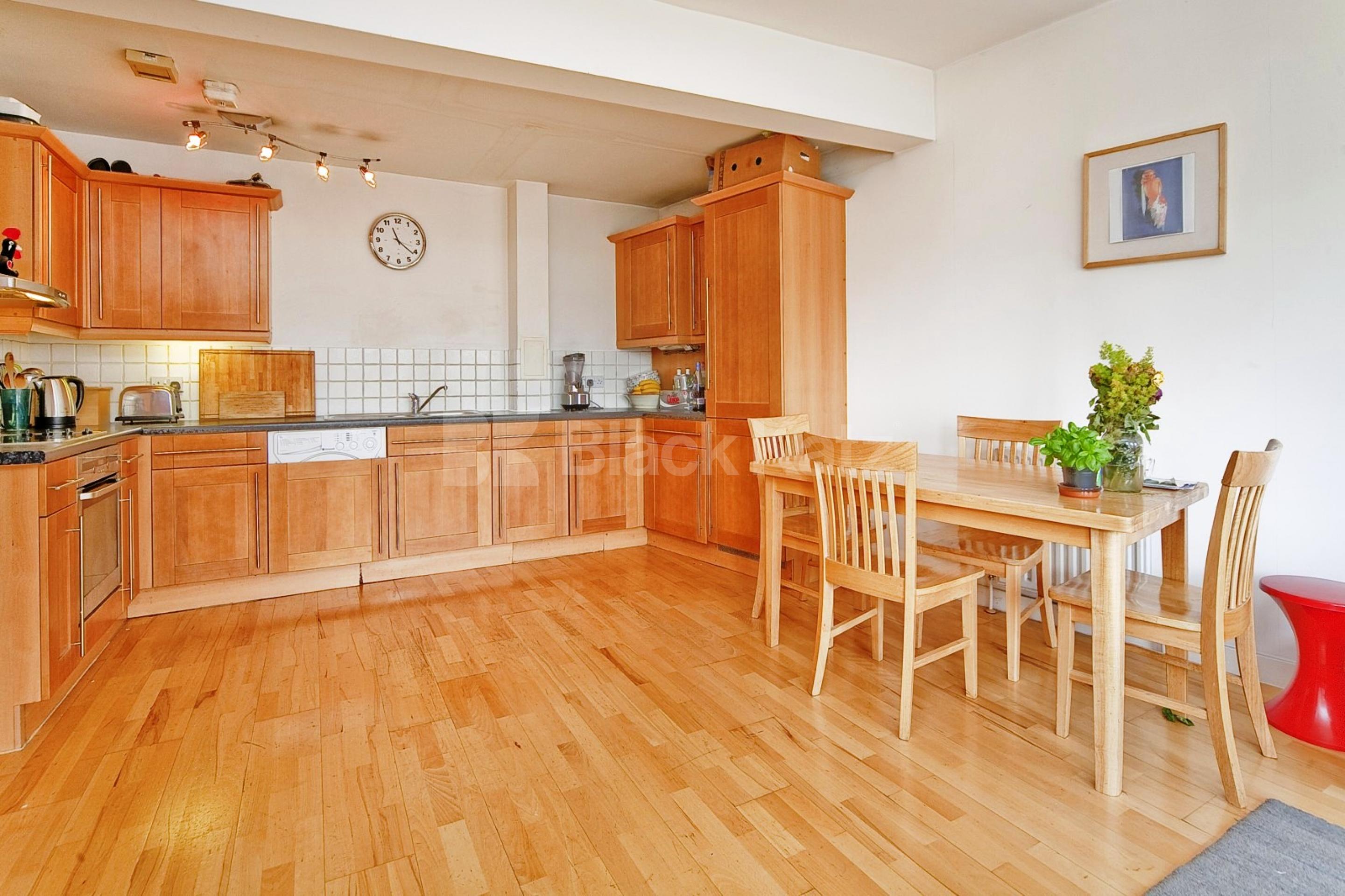 			LARGE 3 BED / 2 BATH!, 3 Bedroom, 1 bath, 1 reception Flat			 Grafton Yard, KENTISH TOWN NW5