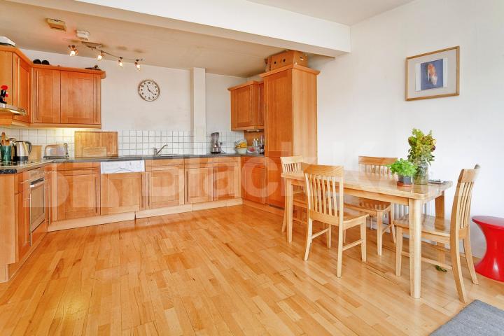 			LARGE 3 BED / 2 BATH!, 3 Bedroom, 1 bath, 1 reception Flat			 Grafton Yard, KENTISH TOWN