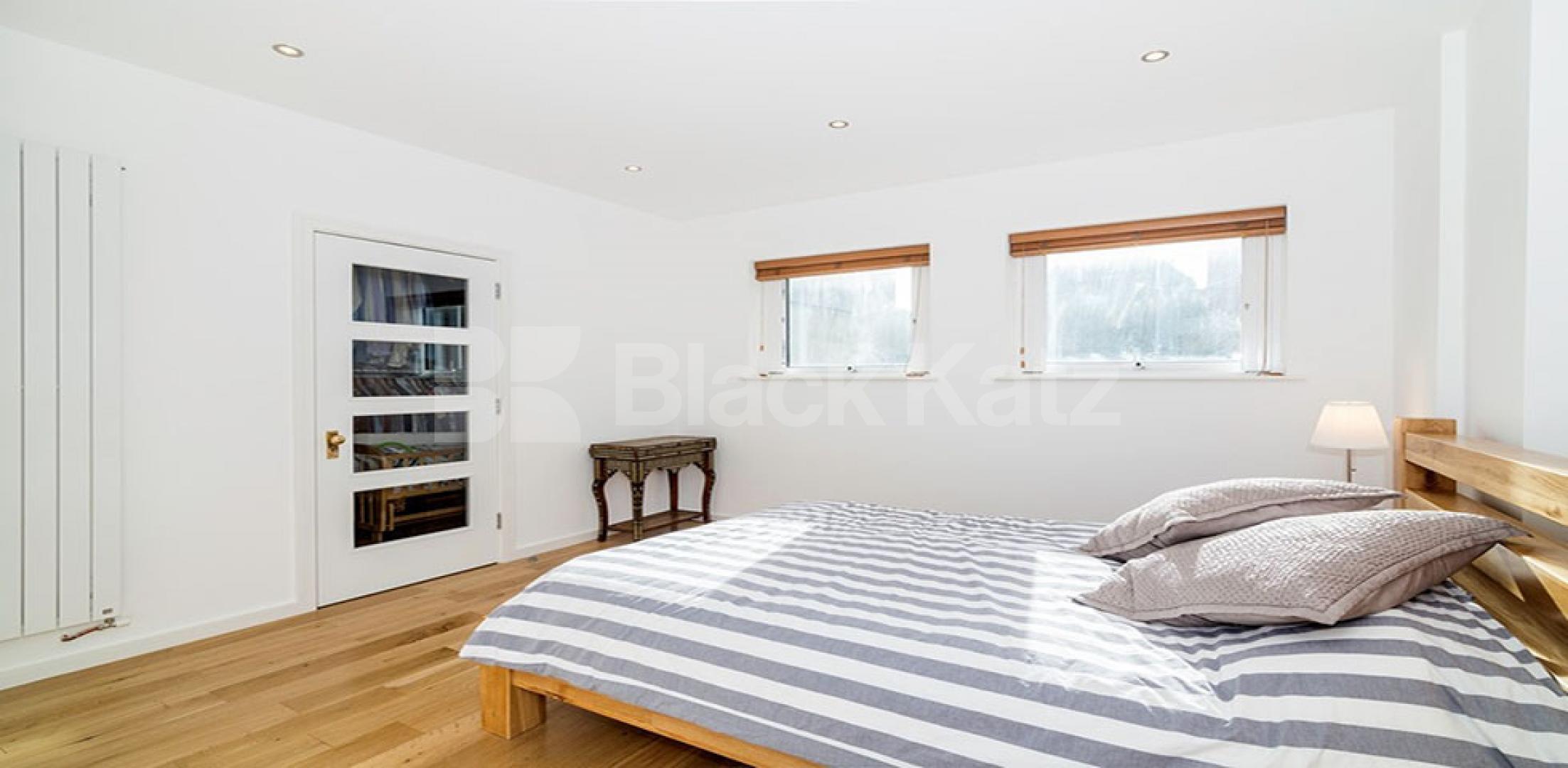 			STUNNING CONVERTED PUB - 3 BED - 2 BATH!, 3 Bedroom, 1 bath, 1 reception Flat			 Wilmot Place, CAMDEN
