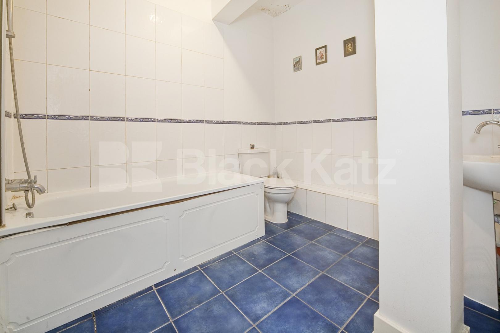 			LARGE 3 BED / 2 BATH!, 3 Bedroom, 1 bath, 1 reception Flat			 Grafton Yard, KENTISH TOWN