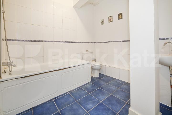 			LARGE 3 BED / 2 BATH!, 3 Bedroom, 1 bath, 1 reception Flat			 Grafton Yard, KENTISH TOWN