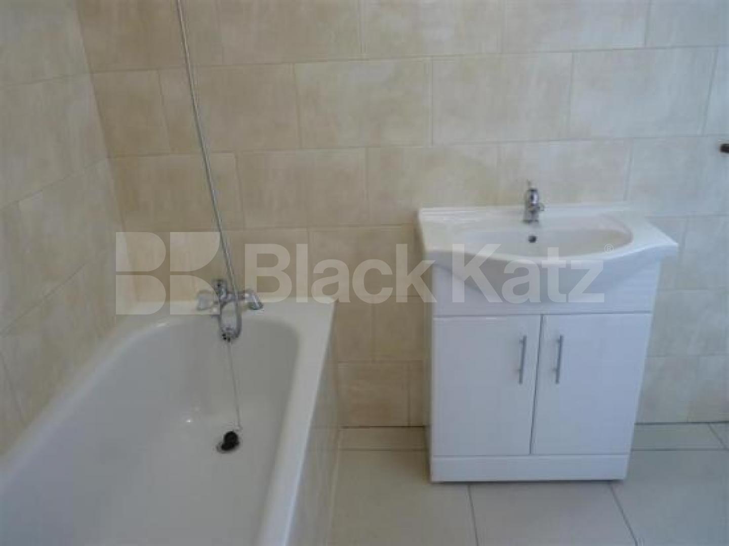 			NEW INSTRUCTION! 3BED 2 BATH!, 3 Bedroom, 1 bath, 1 reception Flat			 Royal College Street, CAMDEN