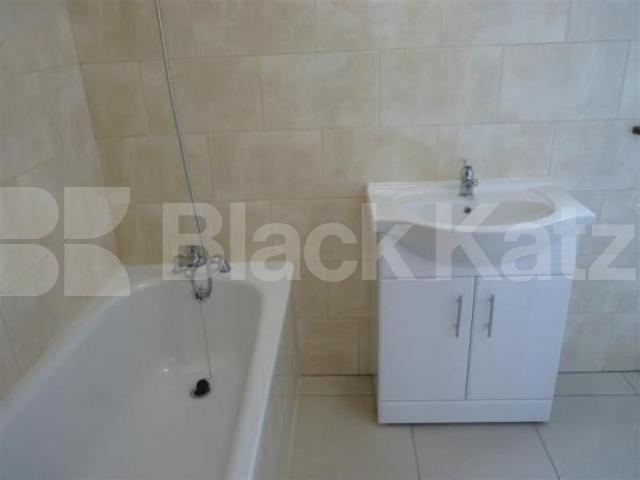 			NEW INSTRUCTION! 3BED 2 BATH!, 3 Bedroom, 1 bath, 1 reception Flat			 Royal College Street, CAMDEN