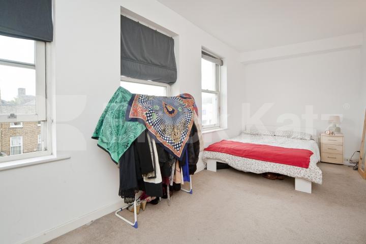 			LARGE 3 BED / 2 BATH!, 3 Bedroom, 1 bath, 1 reception Flat			 Grafton Yard, KENTISH TOWN