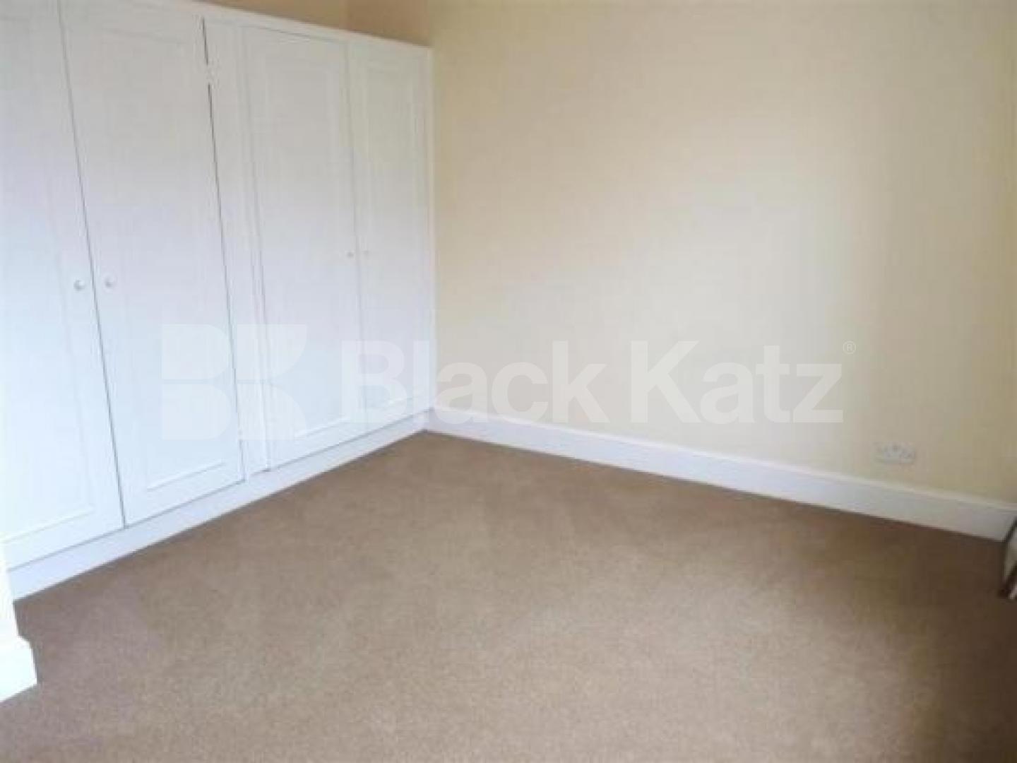 			NEW INSTRUCTION! 3BED 2 BATH!, 3 Bedroom, 1 bath, 1 reception Flat			 Royal College Street, CAMDEN