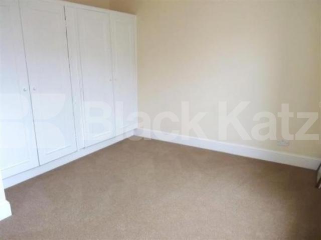 			NEW INSTRUCTION! 3BED 2 BATH!, 3 Bedroom, 1 bath, 1 reception Flat			 Royal College Street, CAMDEN