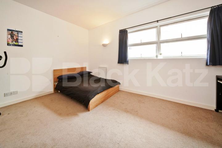 			LARGE 3 BED / 2 BATH!, 3 Bedroom, 1 bath, 1 reception Flat			 Grafton Yard, KENTISH TOWN