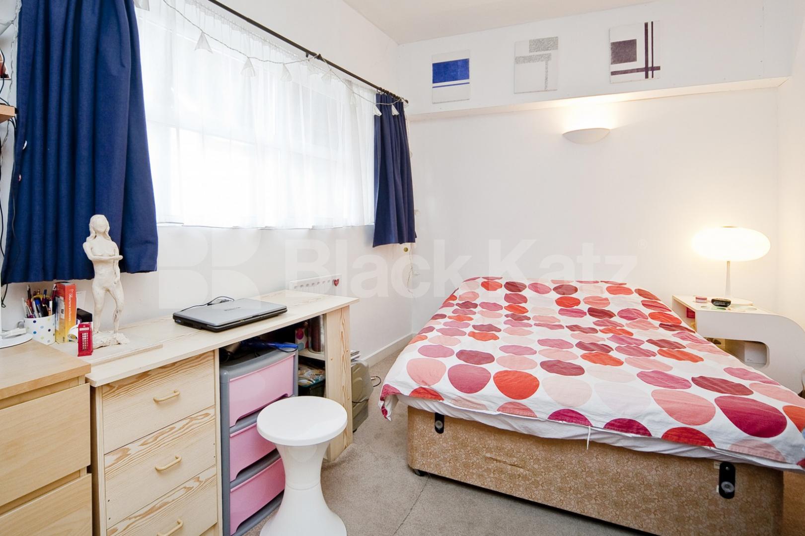 			LARGE 3 BED / 2 BATH!, 3 Bedroom, 1 bath, 1 reception Flat			 Grafton Yard, KENTISH TOWN