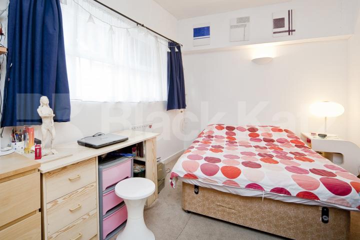 			LARGE 3 BED / 2 BATH!, 3 Bedroom, 1 bath, 1 reception Flat			 Grafton Yard, KENTISH TOWN