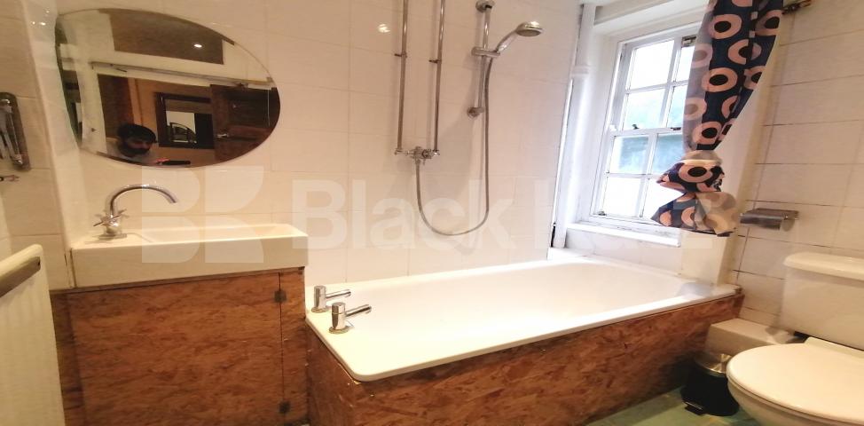 			LET , 2 Bedroom, 1 bath, 1 reception Apartment			 Albion Avenue, Clapham North/Stockwell