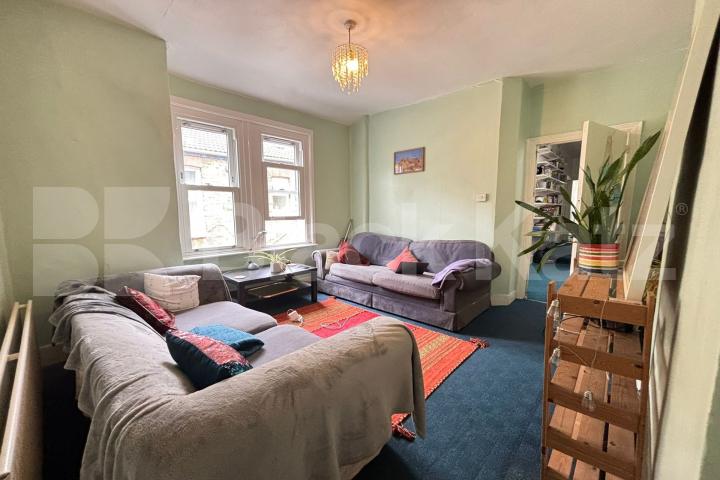 Bright & airy & offering 900 Sq.Ft.of living & entertaining space Councillor Street , Oval