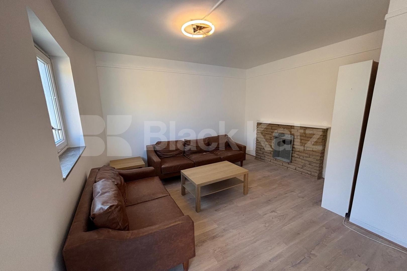 Superbly located & newly redecorated duplex apartment with private patio garden  Burbage Close, Borough 