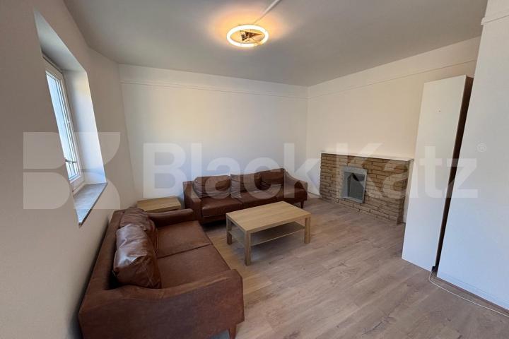 Superbly located & newly redecorated duplex apartment with private patio garden  Burbage Close, Borough 