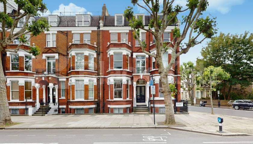 This large, bright studio apartment is perfectly situated on Sutherland avenue and the building is on the corner of Warwick Avenue, offering the ideal combination of comfort, style, and convenience in the heart of Maida Vale Sutherland Avenue, London, W9,  London