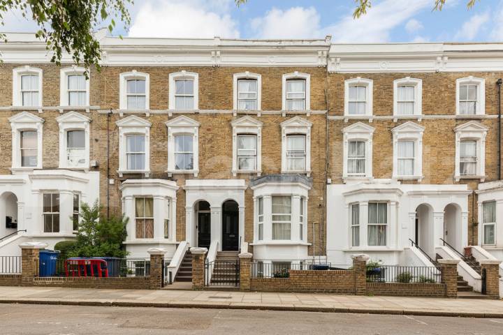 A beautifully presented two double bedroom apartment arranged on the second floor of an attractive period conversion, ideally located on Burlington Gardens, W3 Burlington Gardens, London, W3,  London