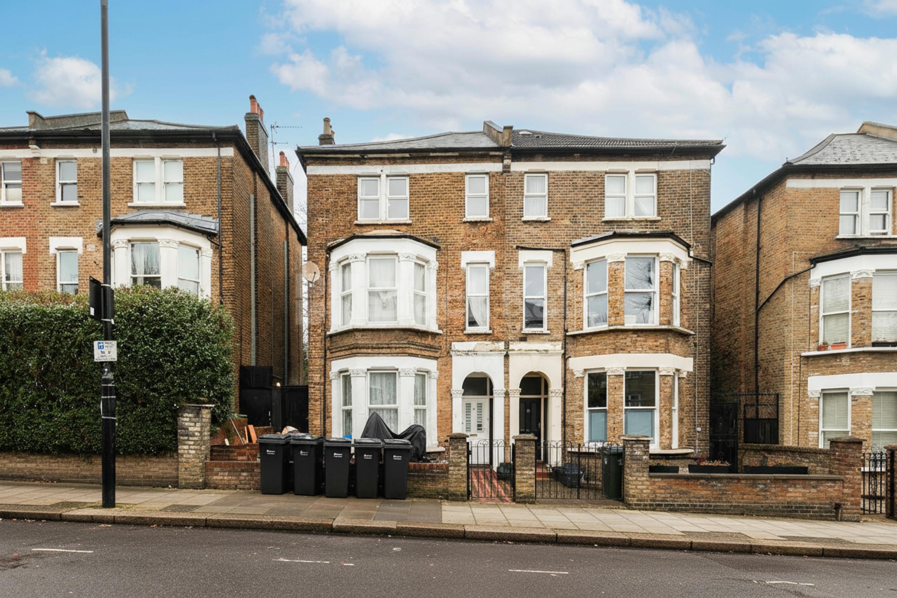 A spacious and bright studio apartment is available immediately on Fordwych Road, NW2 Fordwych Road, London, NW2 (Water bill included),  London NW2