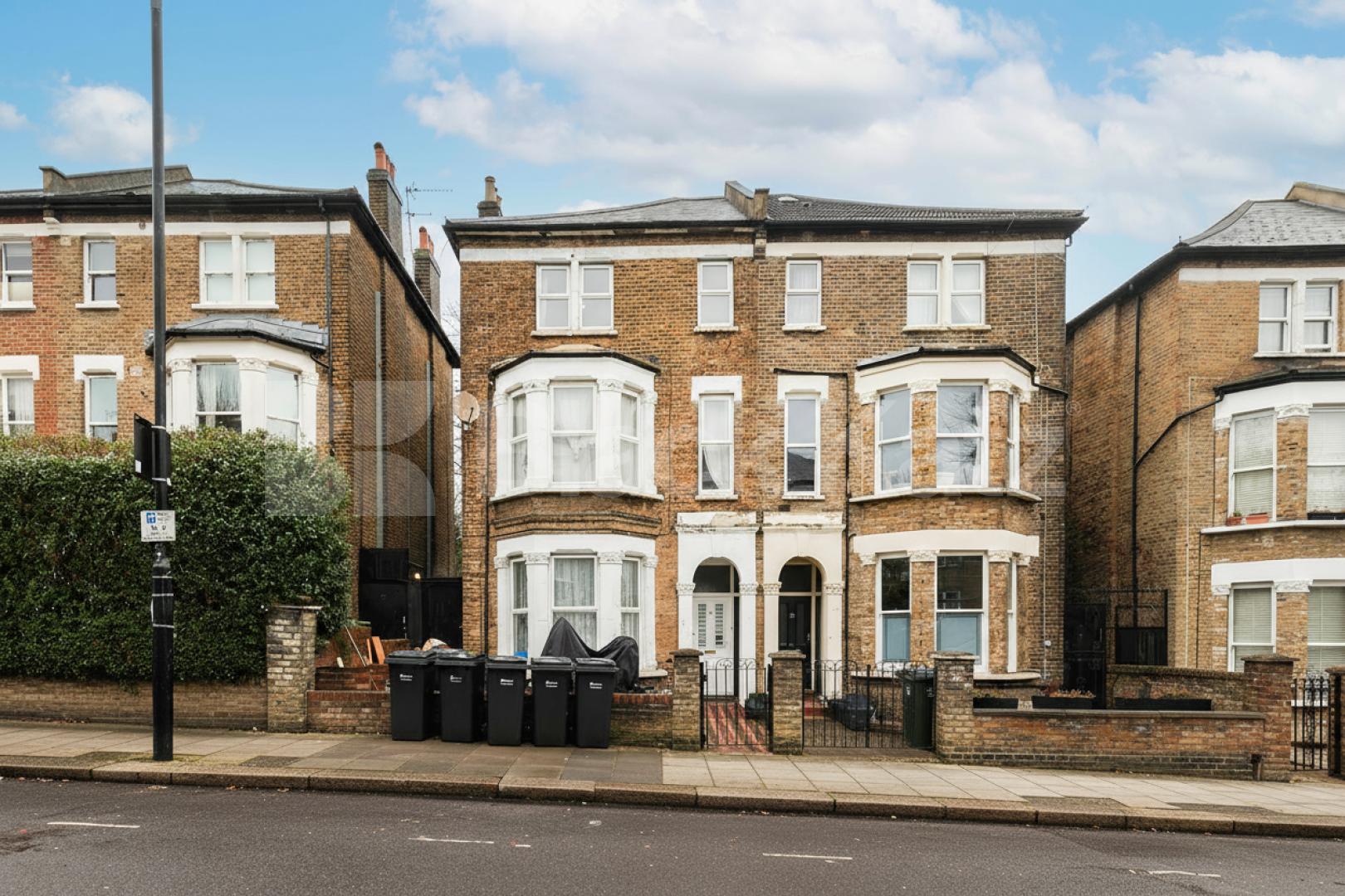A spacious and bright studio apartment is available immediately on Fordwych Road, NW2 Fordwych Road, London, NW2 (Water bill included),  London