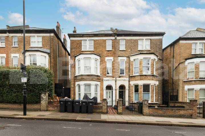 A spacious and bright studio apartment is available immediately on Fordwych Road, NW2 Fordwych Road, London, NW2 (Water bill included),  London