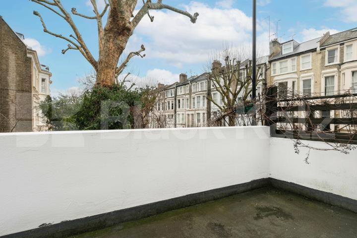 This spacious large studio is fully self-contained and comes furnished, making it move-in ready for your convenience Sutherland Avenue, London, W9,  London