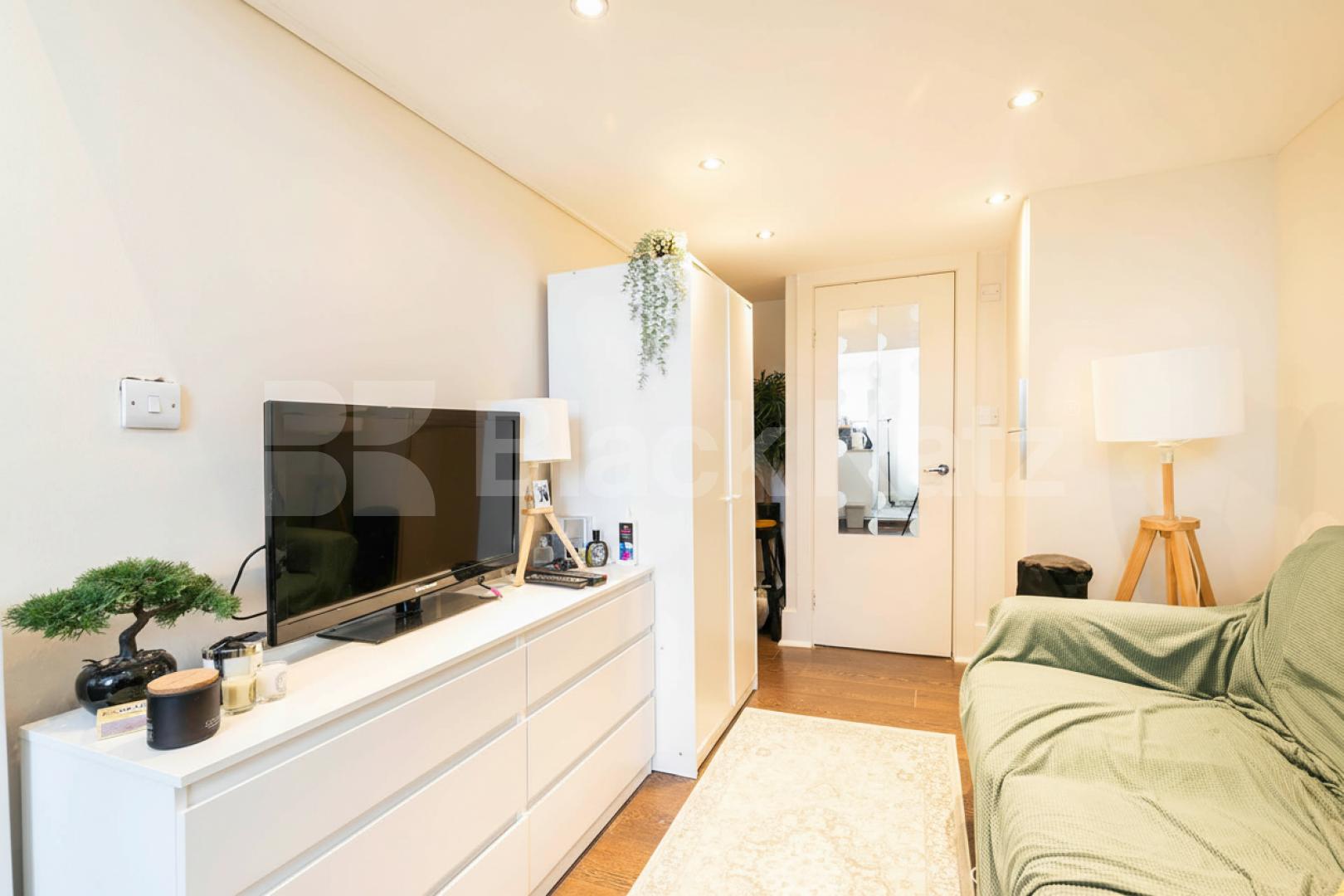 This spacious large studio is fully self-contained and comes furnished, making it move-in ready for your convenience Sutherland Avenue, London, W9,  London