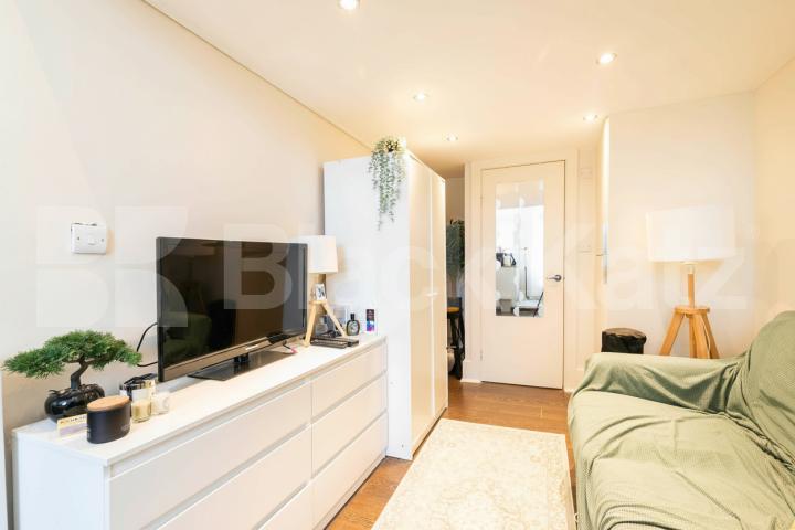 This spacious large studio is fully self-contained and comes furnished, making it move-in ready for your convenience Sutherland Avenue, London, W9,  London