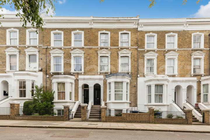 A beautifully presented two double bedroom apartment arranged on the second floor of an attractive period conversion, ideally located on Burlington Gardens, W3 Burlington Gardens, London, W3,  London