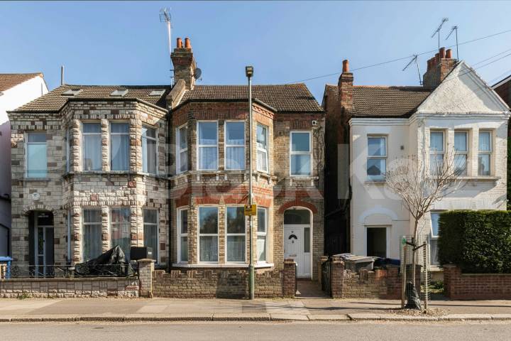 Inclusive of Council Tax, Gas, and Water, this well-presented modern studio apartment is located on the ground floor of a charming Victorian conversion Ash Grove, London, Nw2 (Council tax, gas and water),  London