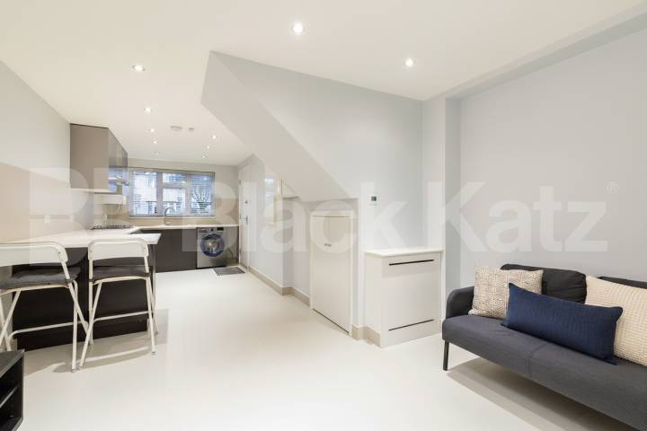 A spacious one bed a short walk from Dollis Hill Tube (JUBILEE LINE) Burnley Road, London, NW10,  London