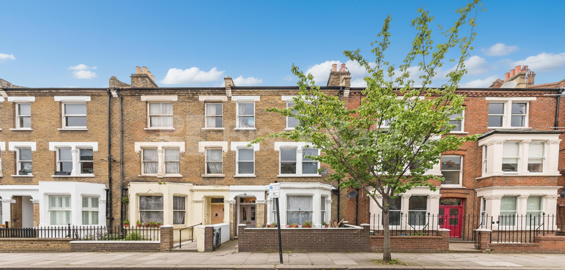 A well-presented and generously sized one-bedroom flat located on Sulgrave Road, in the heart of Hammersmith, W6.This bright and spacious property offers a good-sized double bedroom, a comfortable living area with plenty of natural light, a separate  Sulgrave Road, London, W6,  London