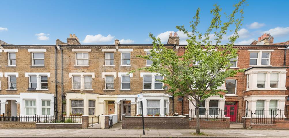 A well-presented and generously sized one-bedroom flat located on Sulgrave Road, in the heart of Hammersmith, W6.This bright and spacious property offers a good-sized double bedroom, a comfortable living area with plenty of natural light, a separate  Sulgrave Road, London, W6,  London