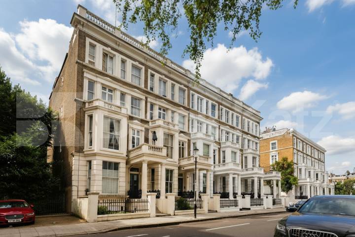 A beautifully presented and generously proportioned one-bedroom apartment set on the sought-after Nevern road, SW5.Recently renovated to a high standard, this large property offers a bright and spacious reception room, a well-appointed modern kitchen Nevern Road, London, SW5,  London